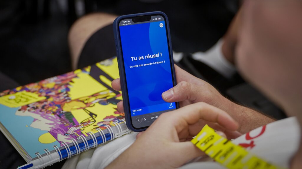 Picture of a mobile phone from a caravan team member showing the user interface of Kahoot! 360